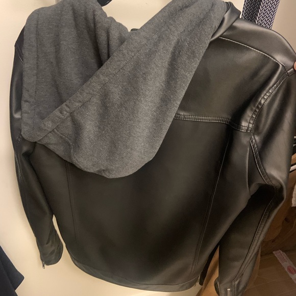 Black jacket with zipper and grey hoodie - Picture 4 of 4